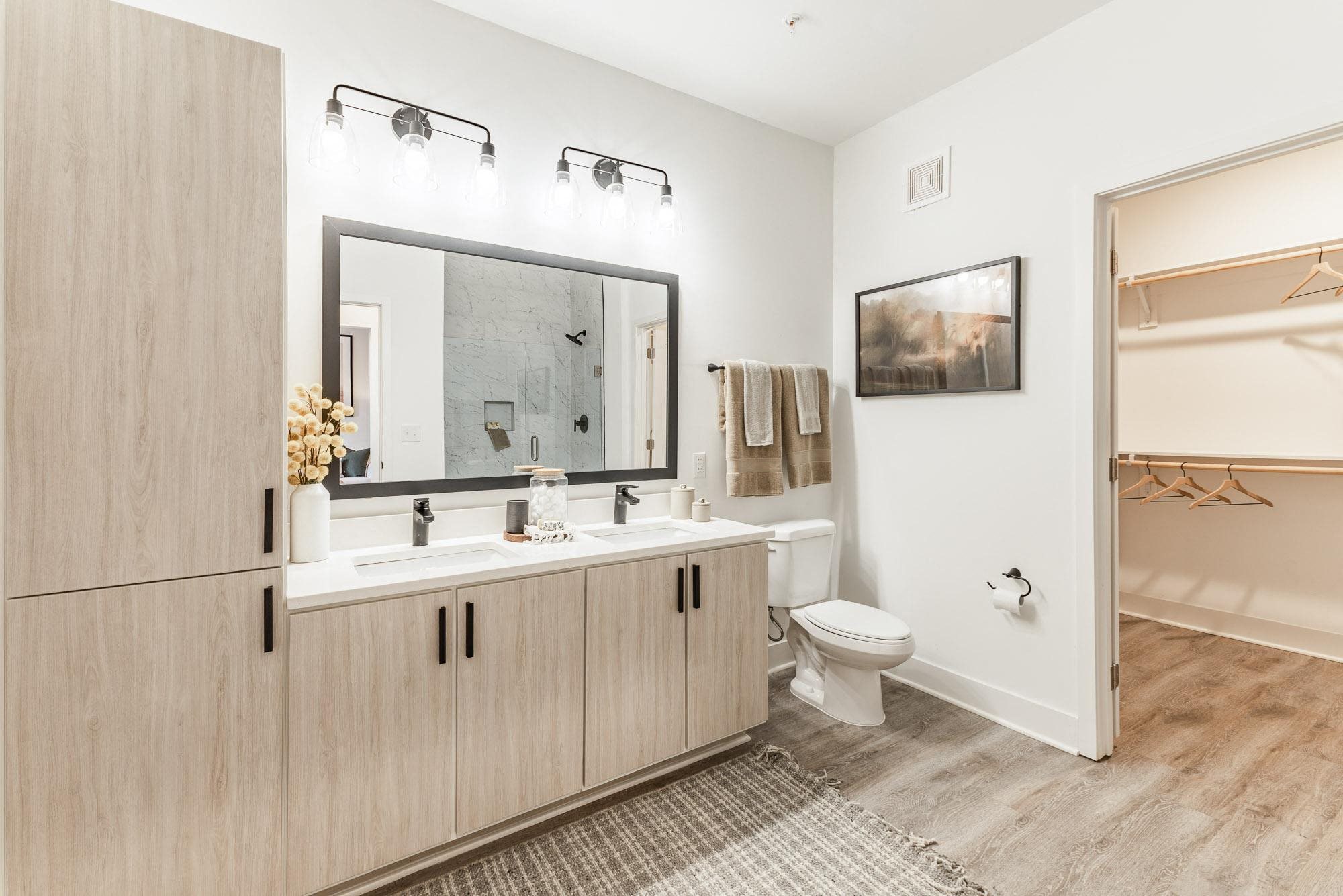 Spacious bathroom with Quartz